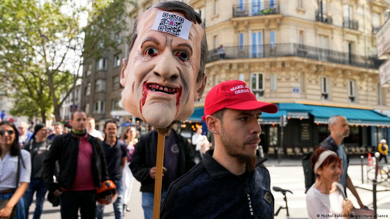 فرنسيون يتظاهرون ضد &#8220;ماكرون&#8221; بسبب الشهادة الصحية
