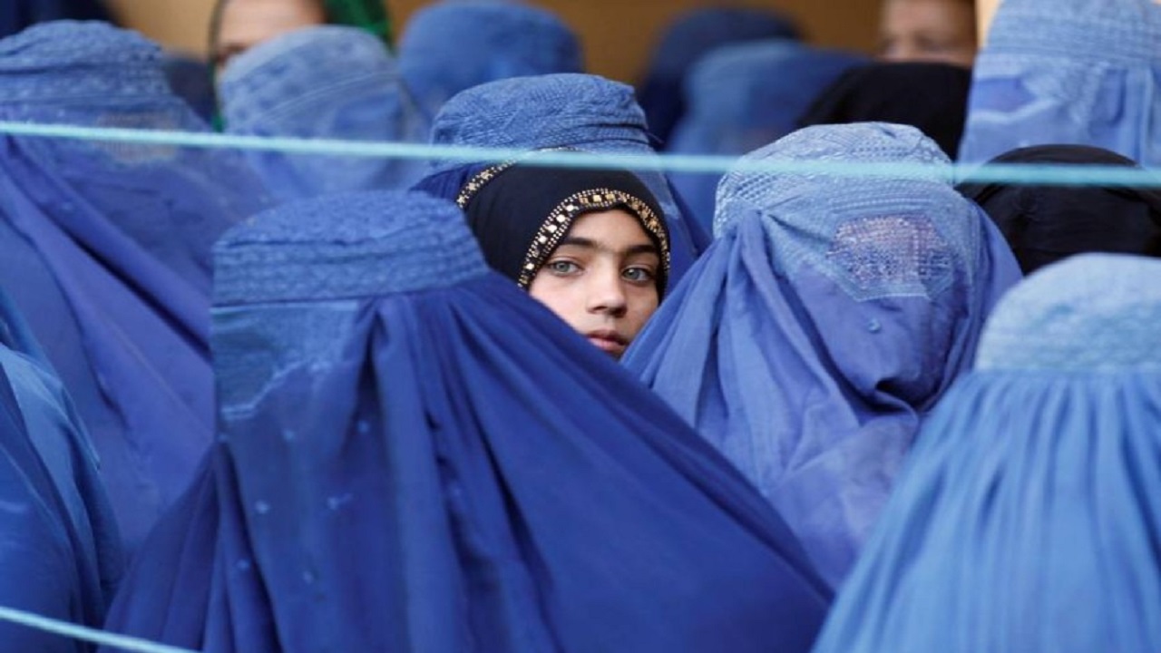 طالبان توزع لافتات تؤكد وجوب ارتداء الحجاب