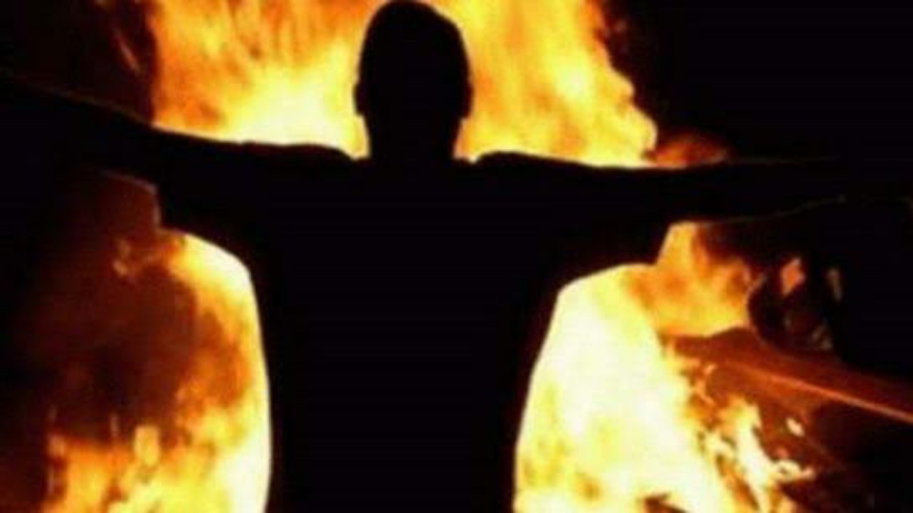شاب يشعل النيران في والده بزجاجة مولوتوف