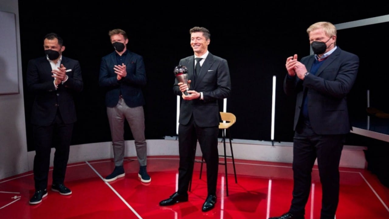 ليفاندوفسكي يحصد جائزة أفضل لاعب في العالم 