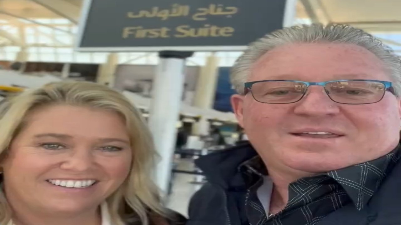 بالفيديو.. رجل الأعمال الأمريكي يصل الرياض لاستعادة ذكريات طفولته التي قضاها في المملكة