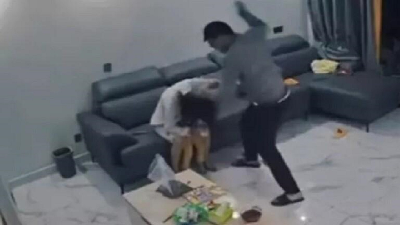 فصل رجل من عمله بعد اعتداءه على زوجته