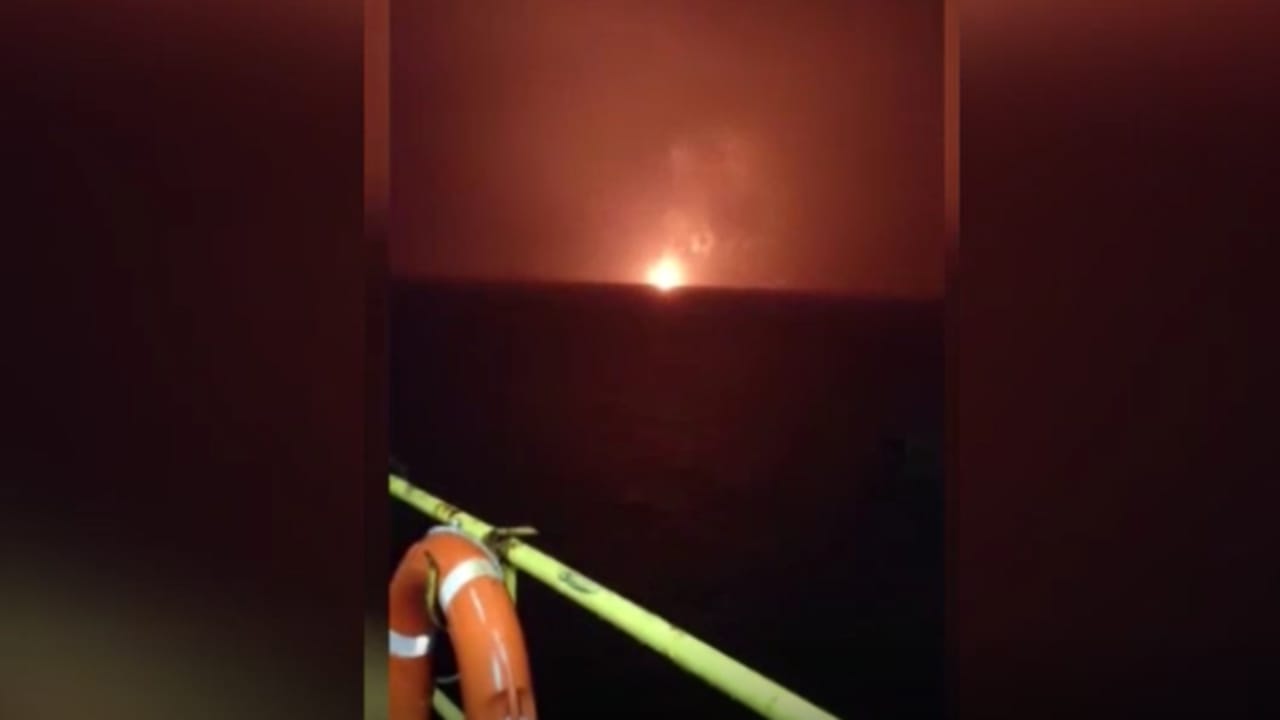 بالفيديو.. اندلاع حريق كبير بمنصة استخراج نفط في إيران