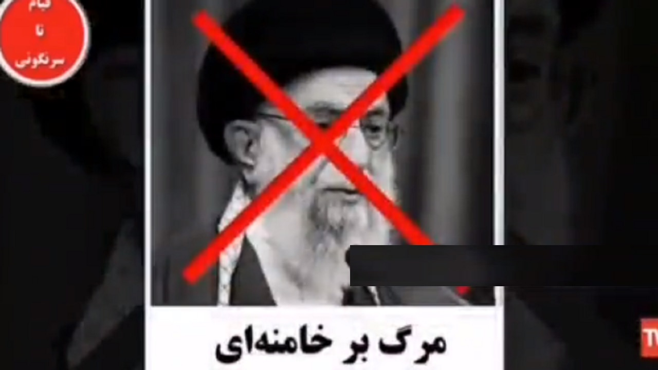 بالفيديو .. لحظة اختراق هيئة الإذاعة والتلفزيون في إيران