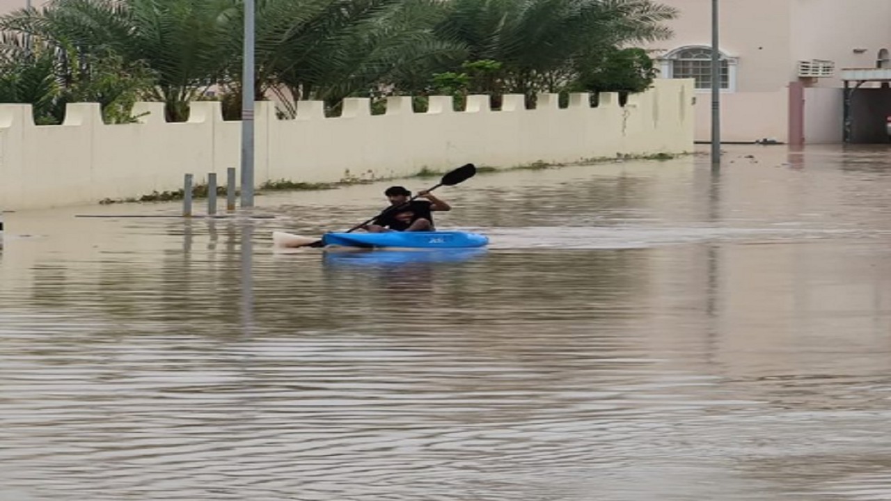 شاهد.. الفيضانات تغمر القرى في سلطنة عمان