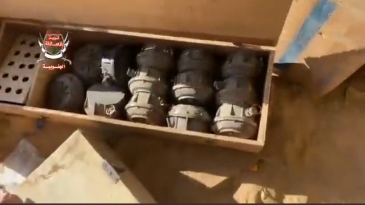 بالفيديو.. العثور على قنابل وضعها الحوثيون في صناديق إغاثة 
