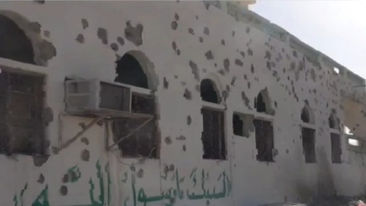 بالفيديو.. مقتل عدد من المصلين إثر استهداف الحوثي الإرهابية لمسجد في شبوة