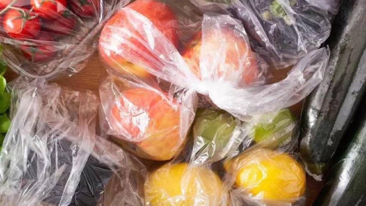 فرنسا تحظر تعبئة الفاكهة والخضار في أغلفة بلاستيكية