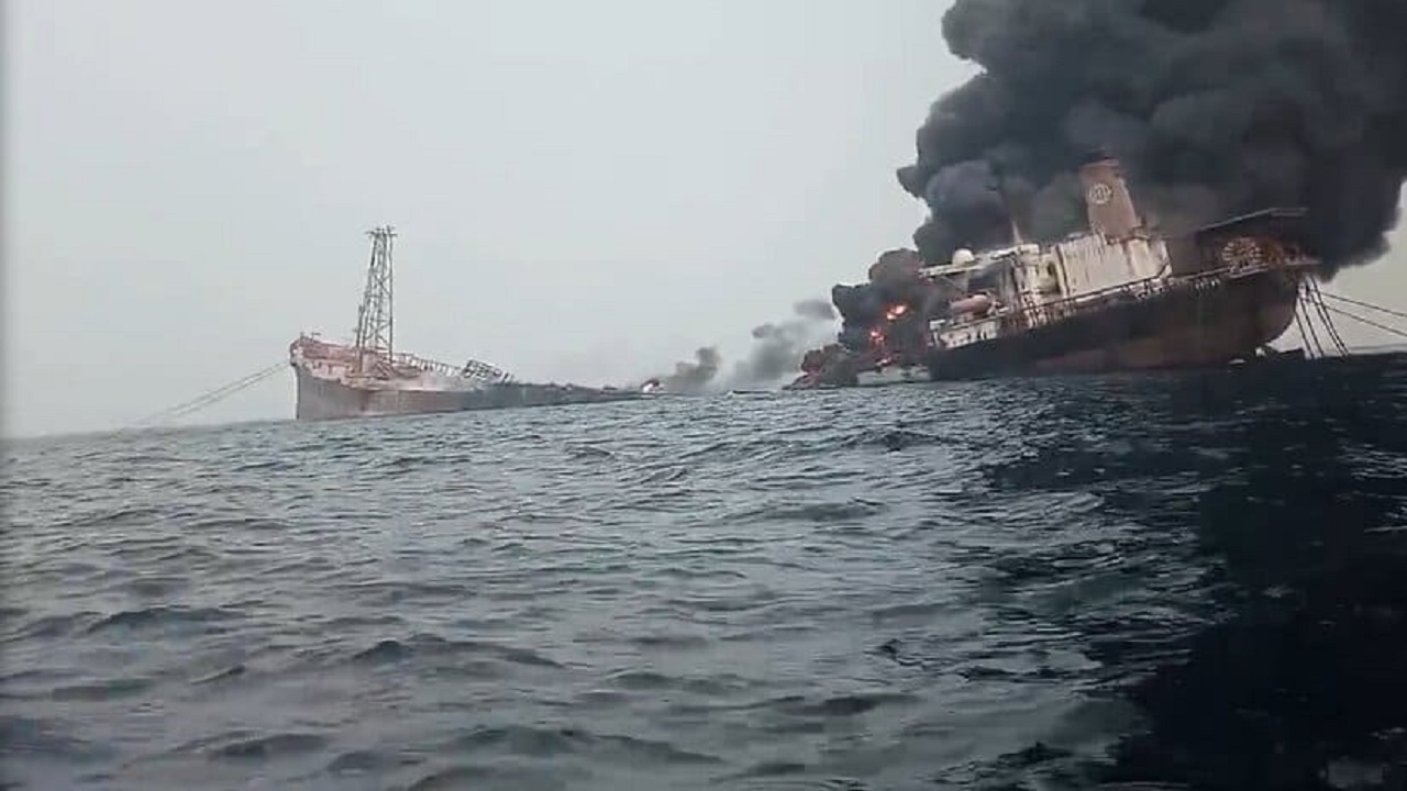 بالفيديو.. انفجار سفينة نفطية في نيجيريا