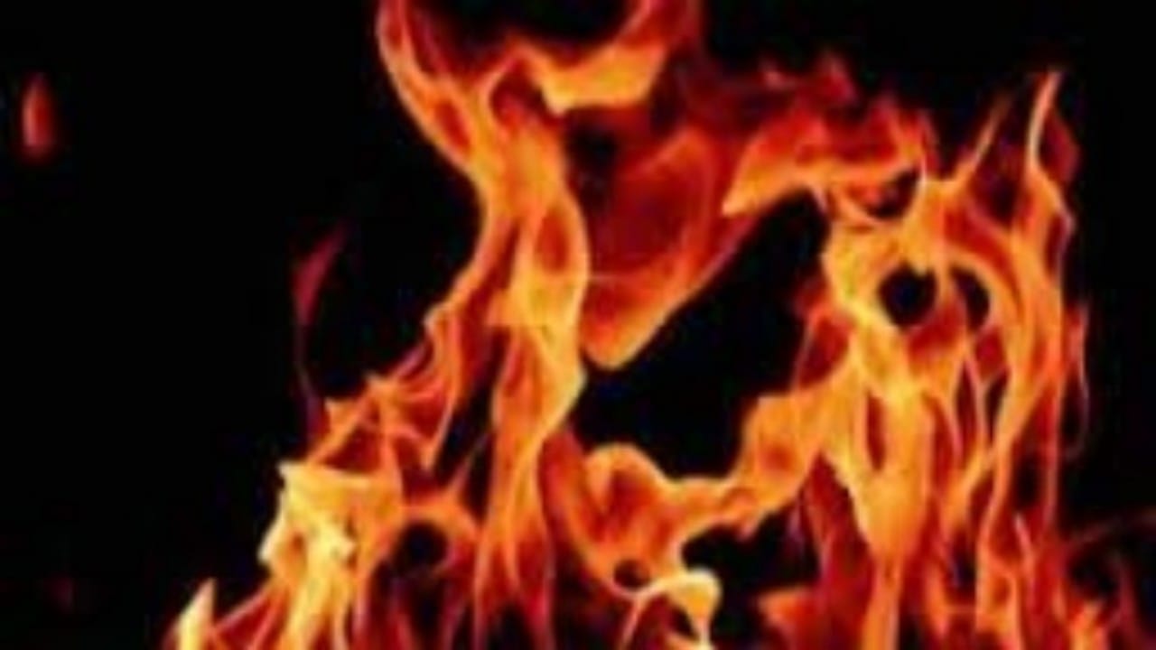 رجل يشعل النيران في زوجته ونجله حتى الموت لسبب غريب 