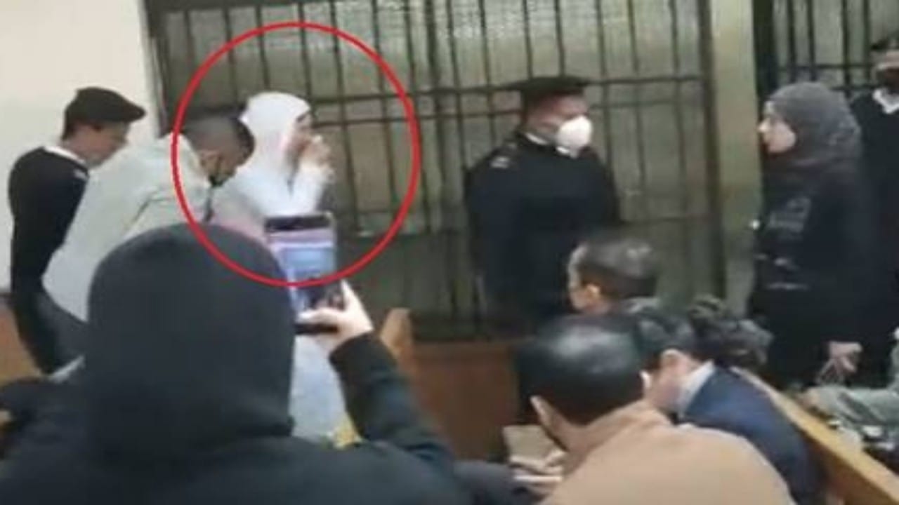 بالفيديو.. حنين حسام تنهار داخل قفص الاتهام خلال محاكمتها