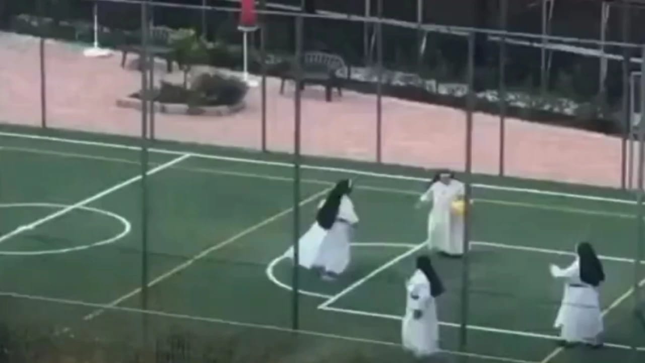 بالفيديو.. راهبات يلعبن كرة القدم في شوارع روما