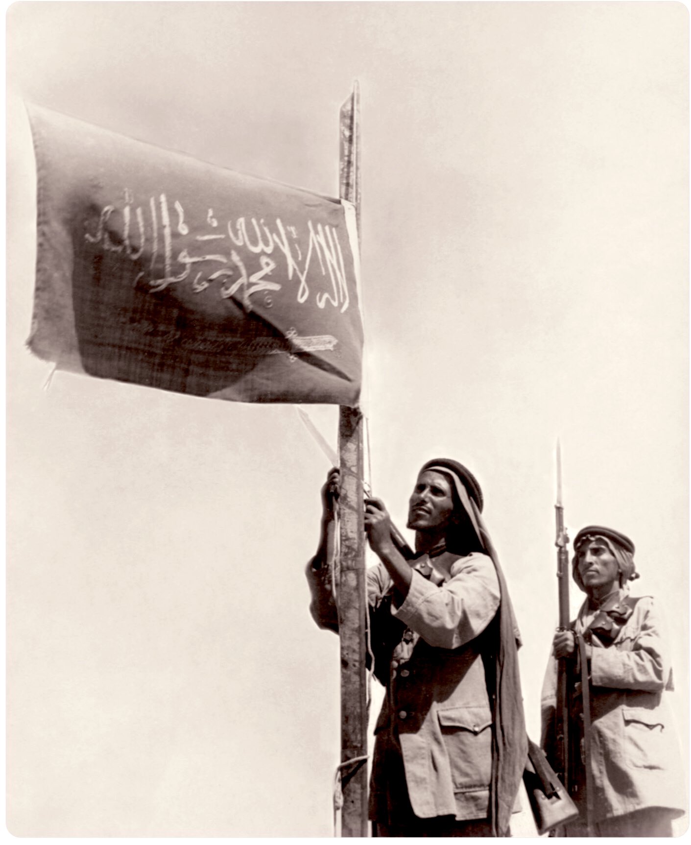 صورة جميلة لأحد الجنود يرفع العلم في الثلاثينات الميلادية