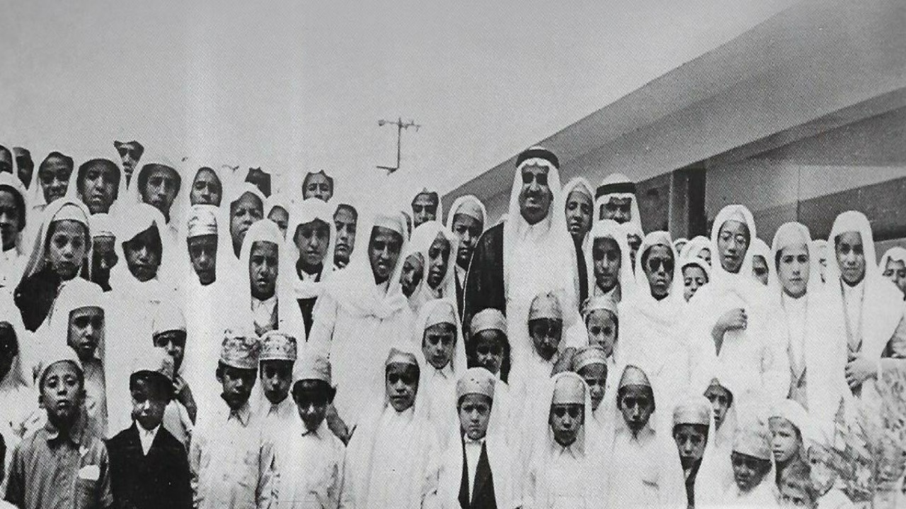 صورة نادرة للملك فهد برفقة طلاب معهد الأجيال