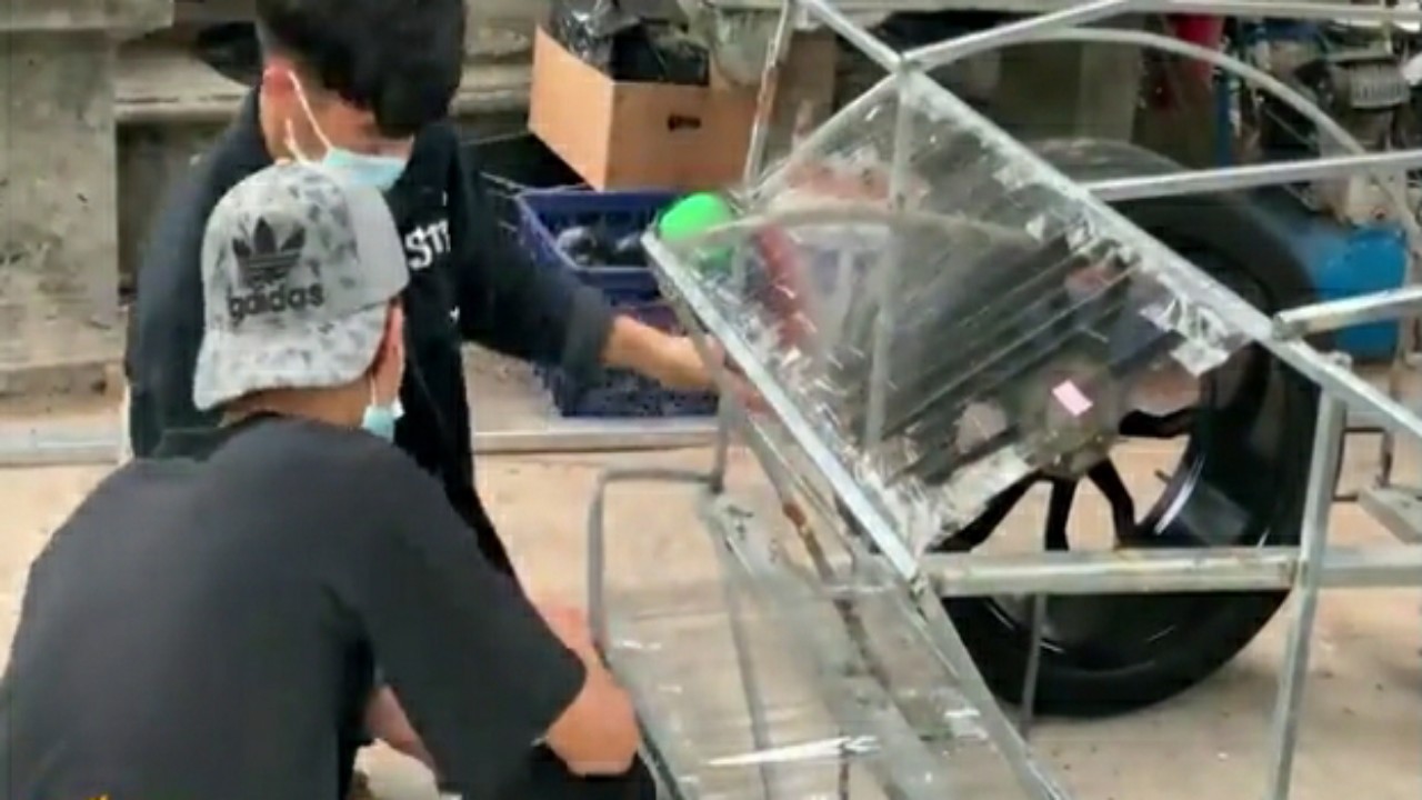 بالفيديو.. شباب يصنعون سيارة خارقة من بقطع غيار بسيطة