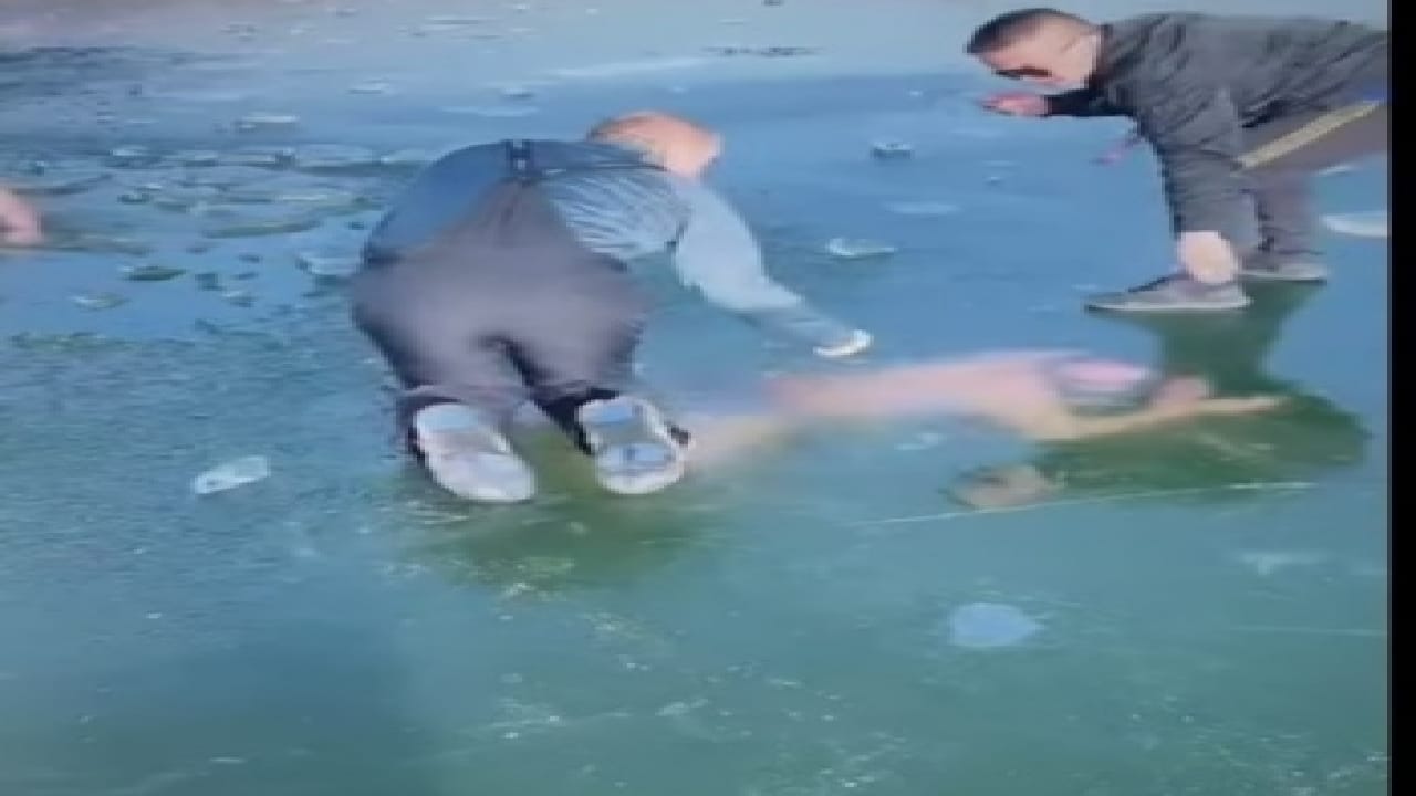 فيديو يحبس الأنفاس لغواص علق تحت الجليد أثناء السباحة في بحيرة متجمدة