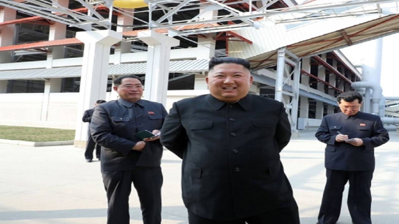 شاهد.. زعيم كوريا الشمالية يفتتح مزرعة جديدة بانفجار وحشد من الجنود
