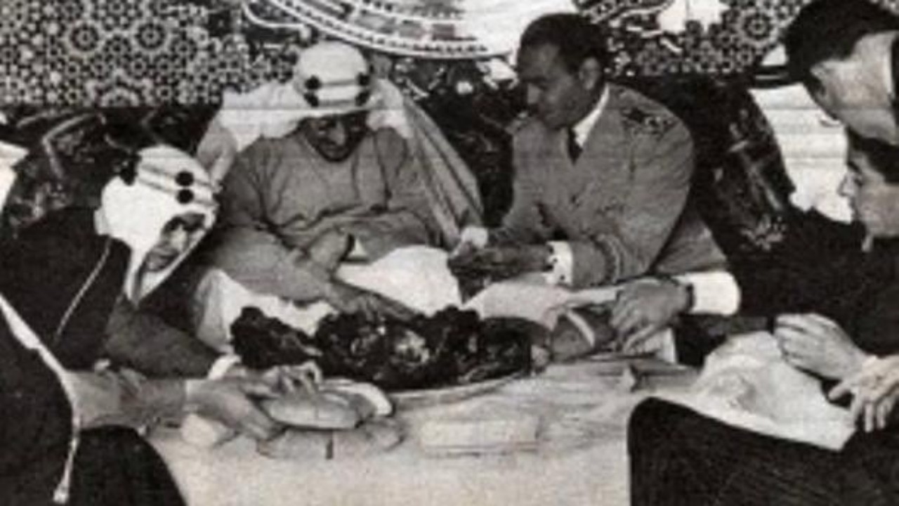 ظهور نادر للملك سعود والملك الحسن وهما يتناولان الغداء في الرباط