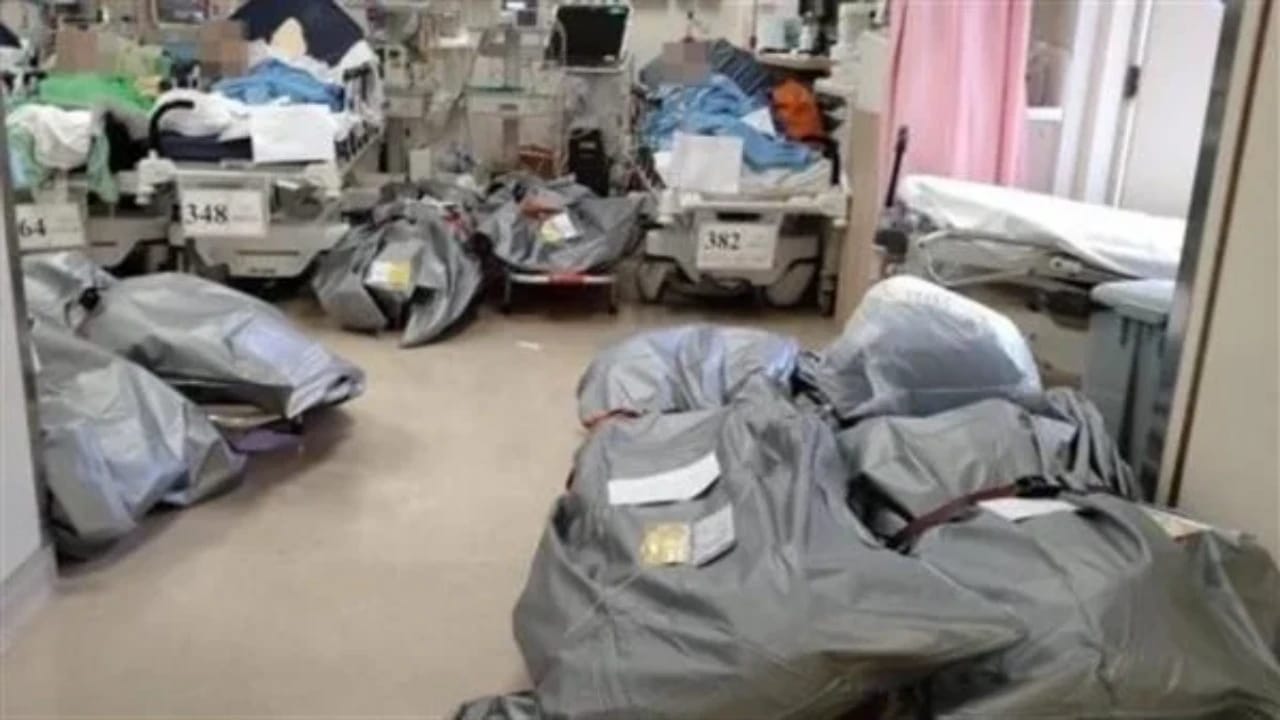 صور أكياس الجثث المكدسة حول مرضى كورونا في المستشفيات تثير الفزع