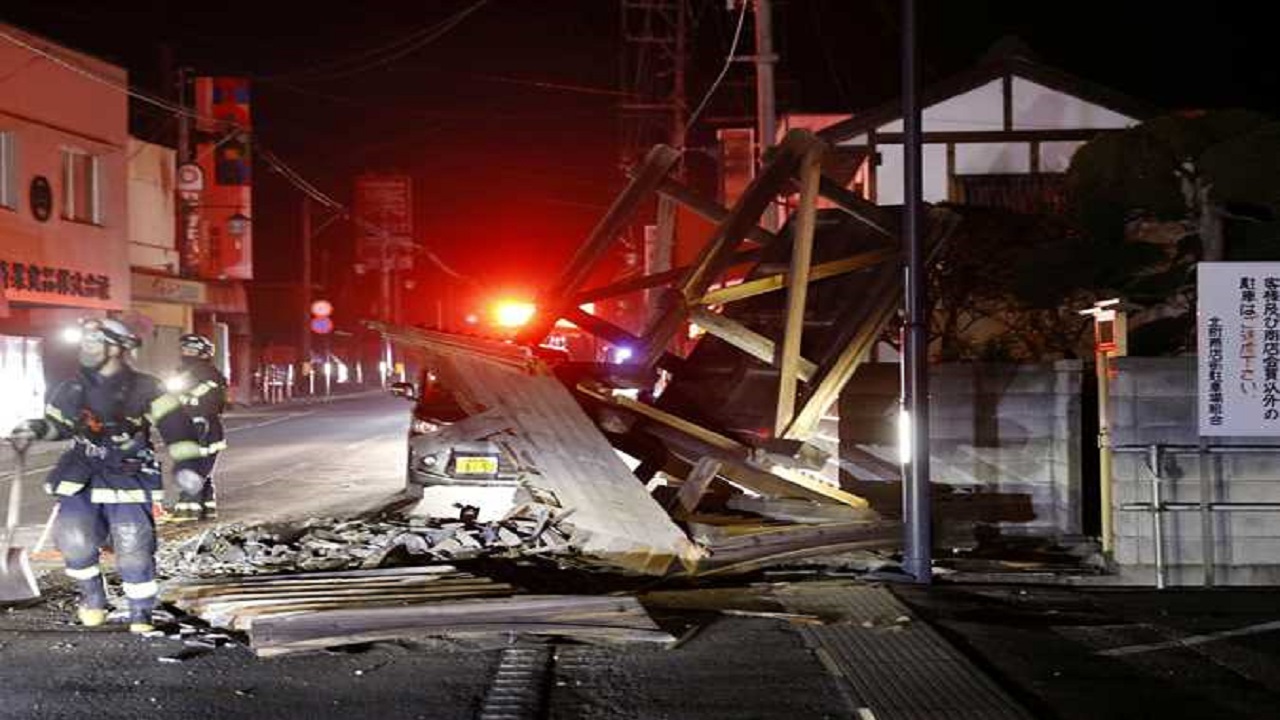 كارثة طوكيو.. مبانٍ وقطارات ومحطات نووية تهتز في زلزال اليابان