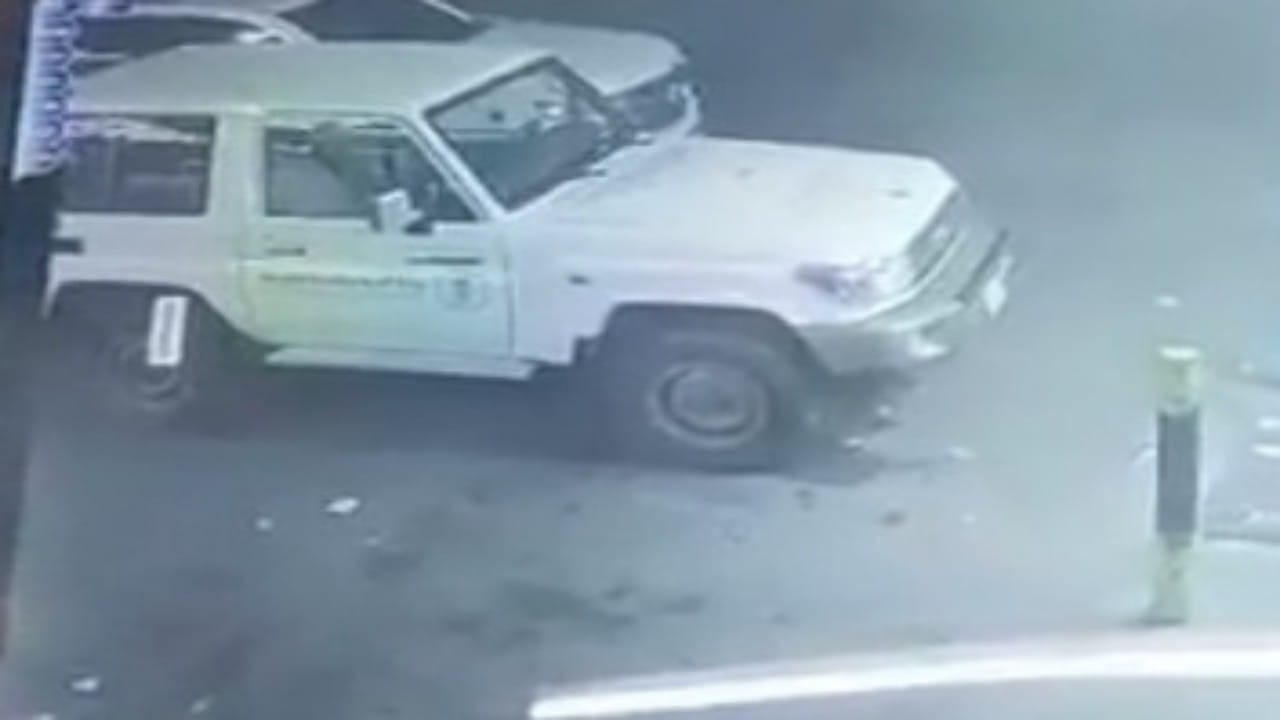 شاهد.. لص يسرق سيارة حكومية في تبوك 