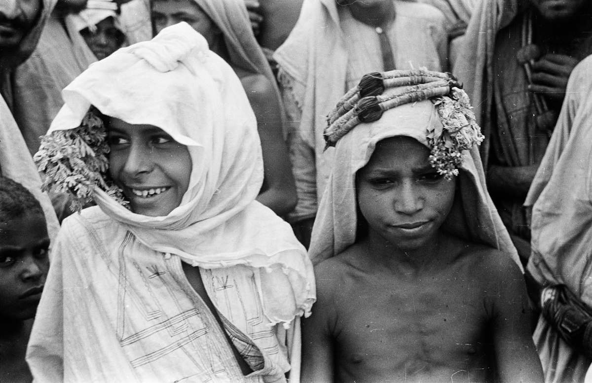 صورة لطيفة لطفلين في سوق قرية بالمخواة