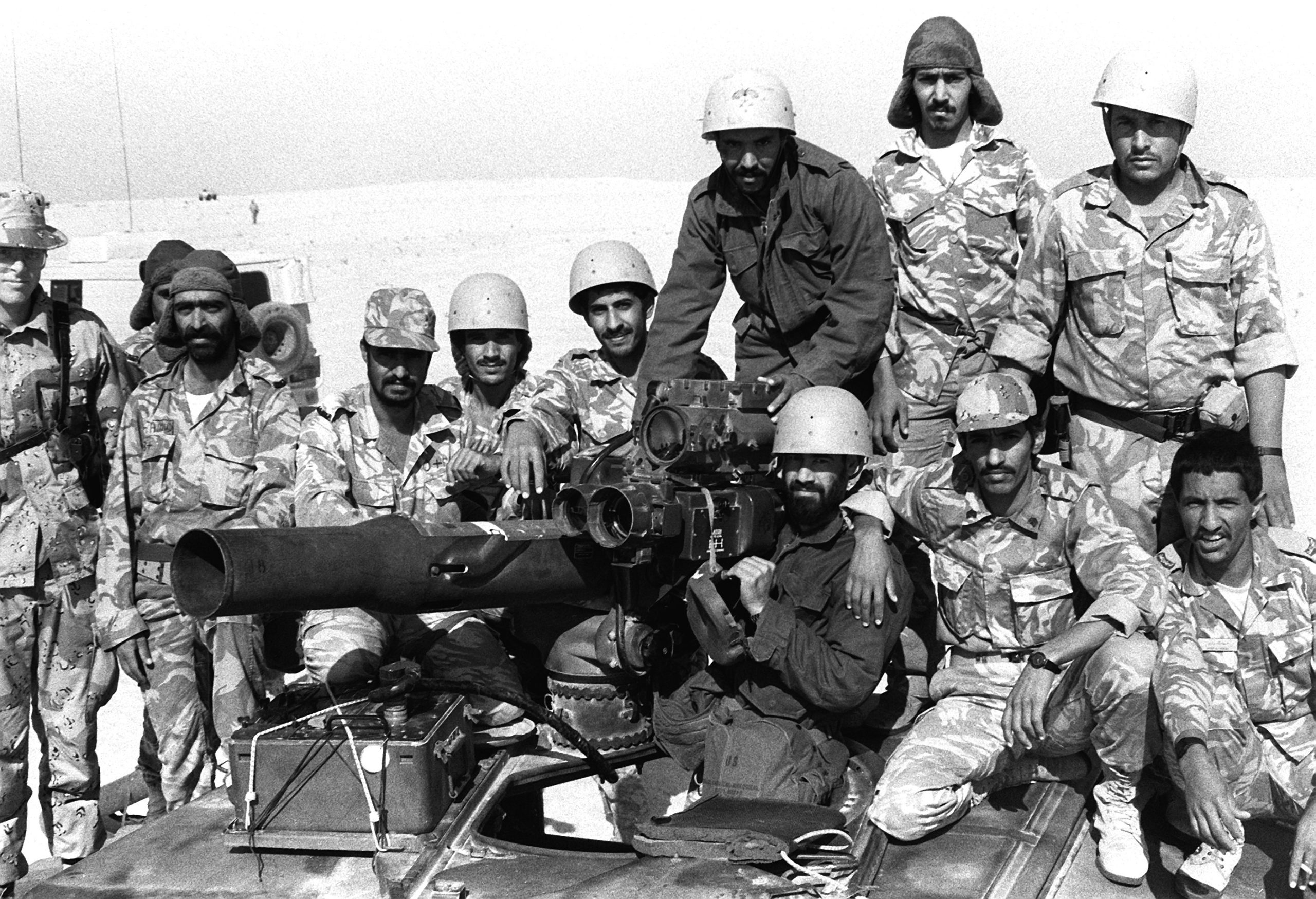 صورة لجنود الحرس الوطني متجمعين حول صاروخ قبل 33 عام