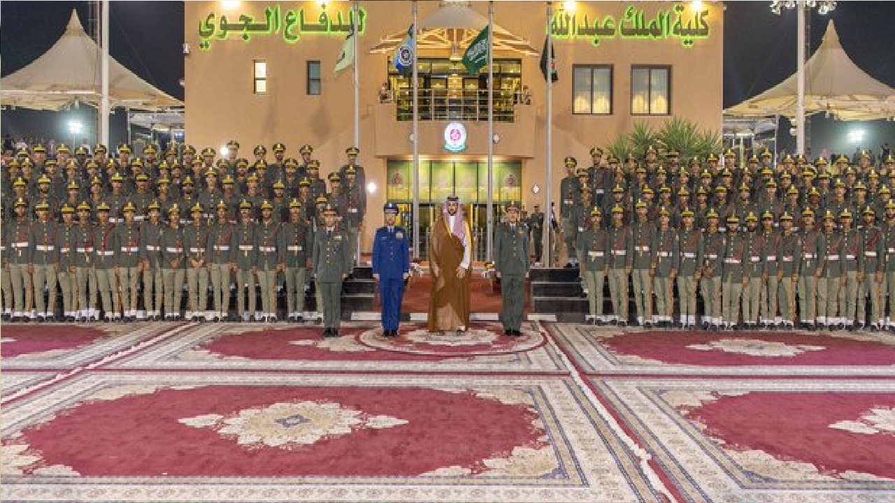 الأمير خالد بن سلمان يرعى حفل تخريج طلبة من كلية الملك عبدالله للدفاع