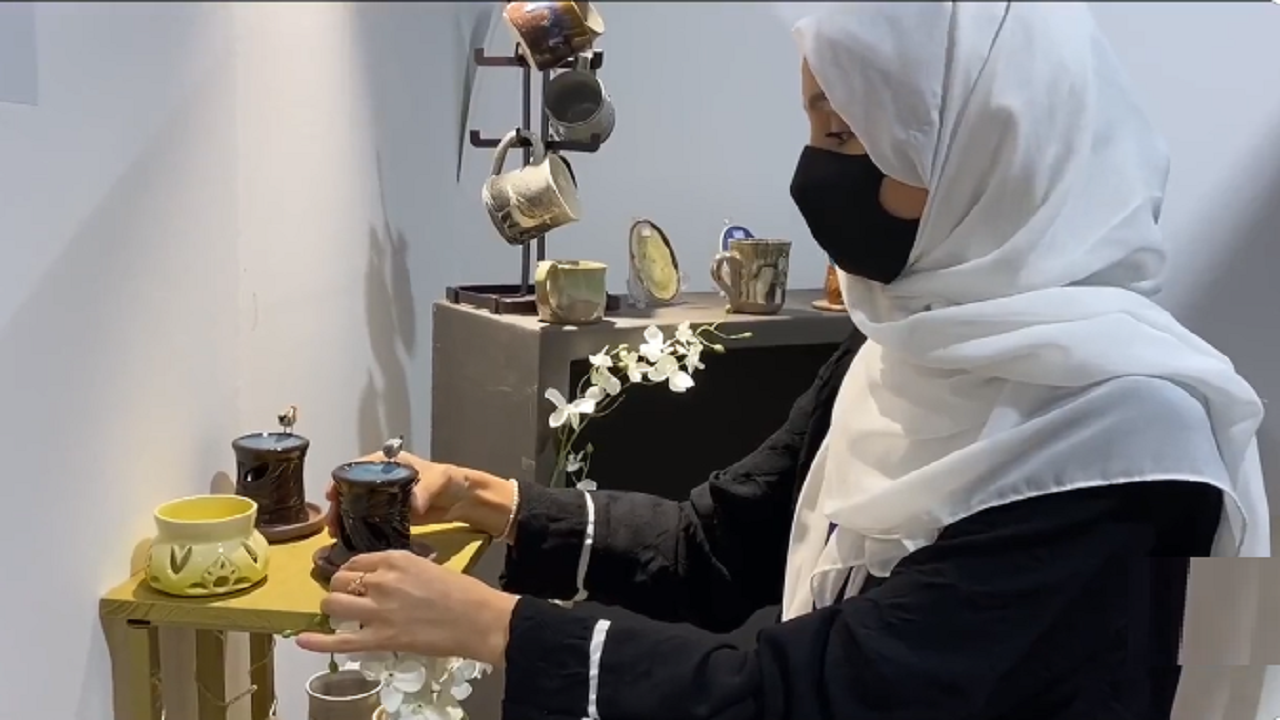 بالفيديو.. فنانة سعودية تروي قصة تخصصها في صناعة منتجات الخزف