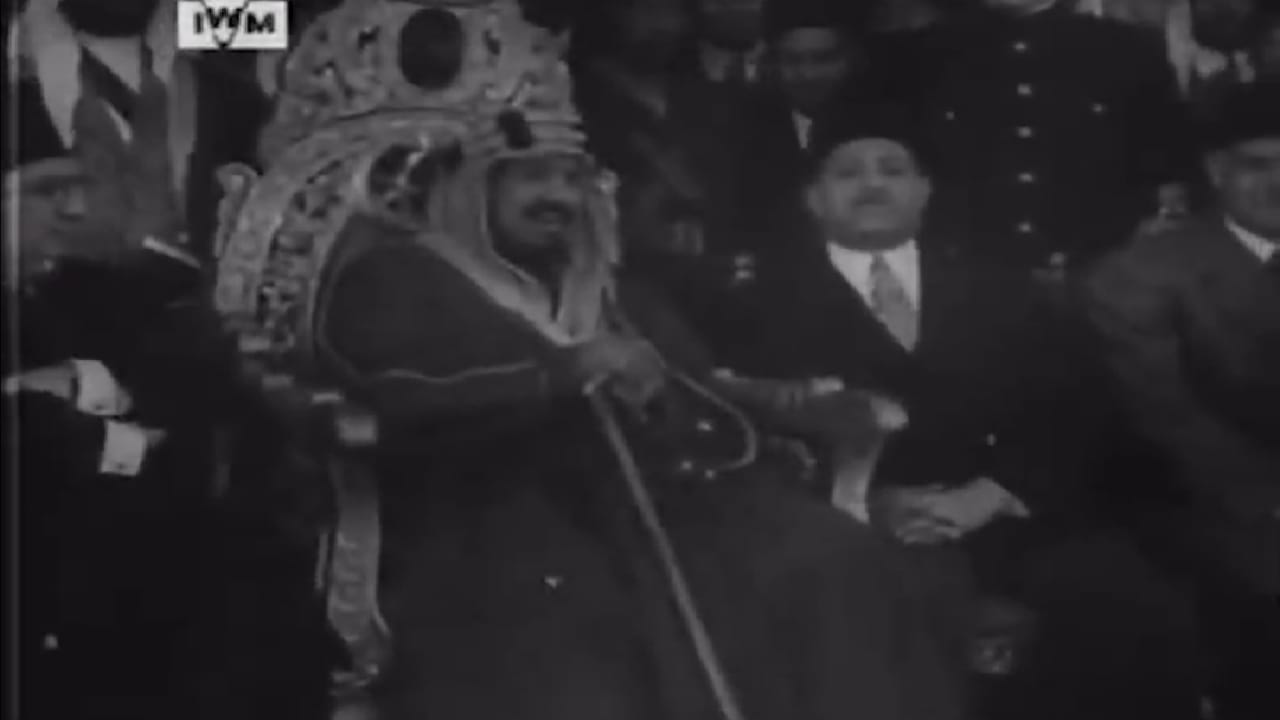 فيديو نادر لزيارة الملك عبد العزيز الثانية إلى مصر وحضوره الاحتفالات الشعبية