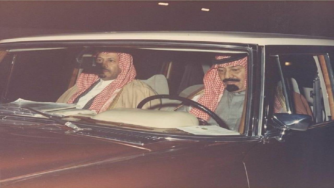 صورة نادرة لخادم الحرمين الشريفين الملك عبدالله وهو يقود سيارته