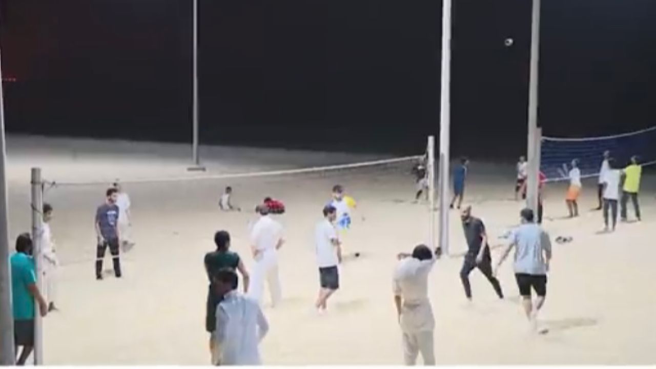 بالفيديو.. سر تفضيل شباب الجبيل الصناعية ممارسة الكرة الطائرة في رمضان