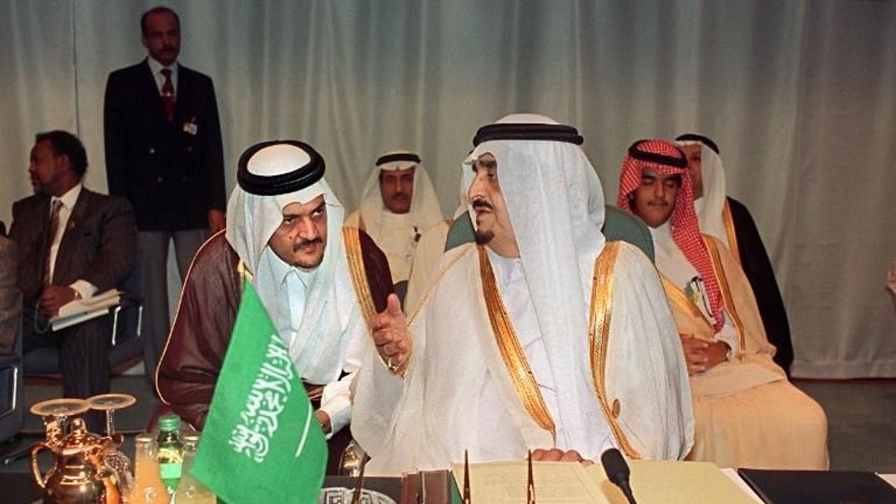 صورة تاريخية للملك فهد والأمير سعود الفيصل