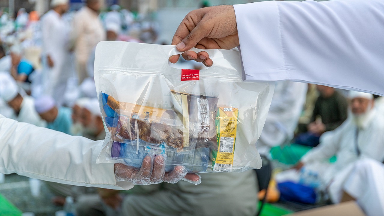 شؤون الحرمين: توزيع 20 طنا من التمور باليوم الأول من شهر رمضان