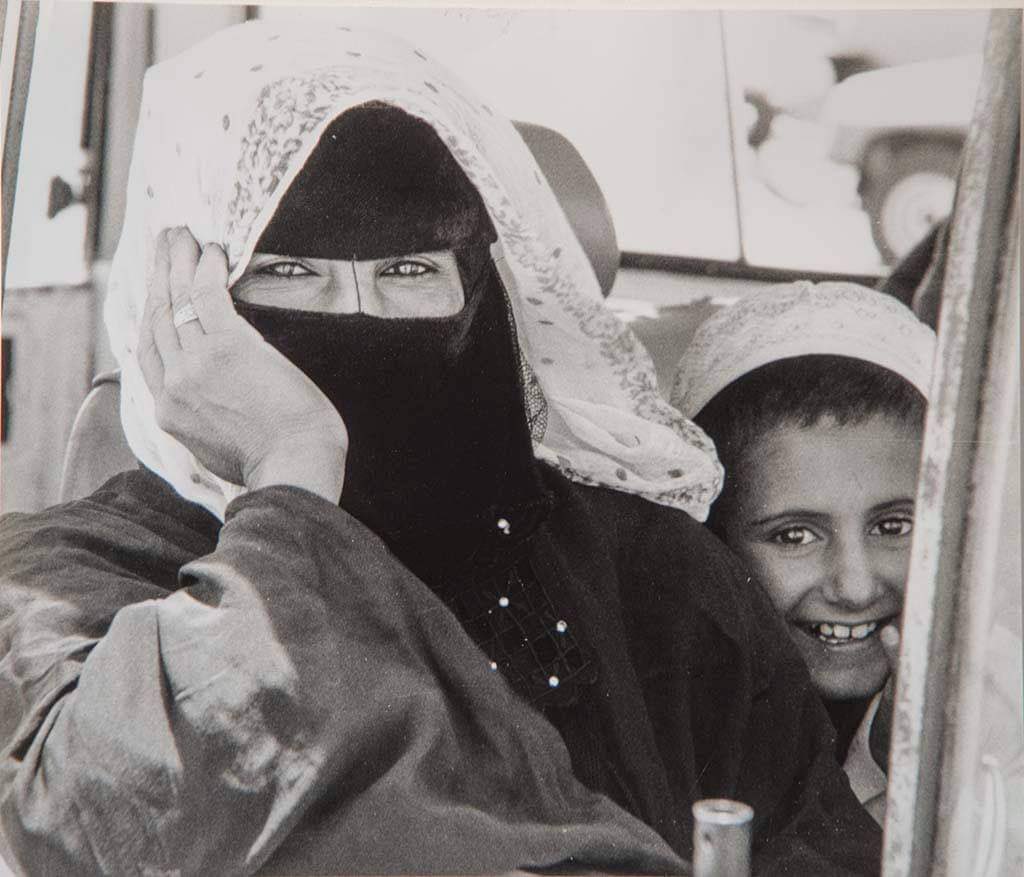 صورة مفعمة بالسعادة لامرأة وطفلها قديما
