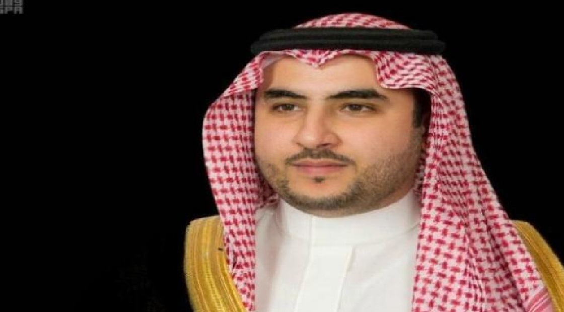 الأمير خالد بن سلمان ينقل تعازي القيادة للشيخ حميد الأحمر