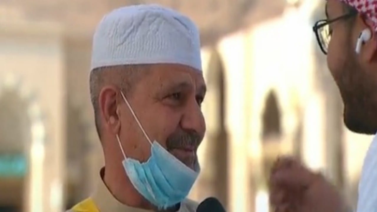 شاهد.. معتمر عراقي تفيض مشاعره أثناء زيارته للمسجد النبوي
