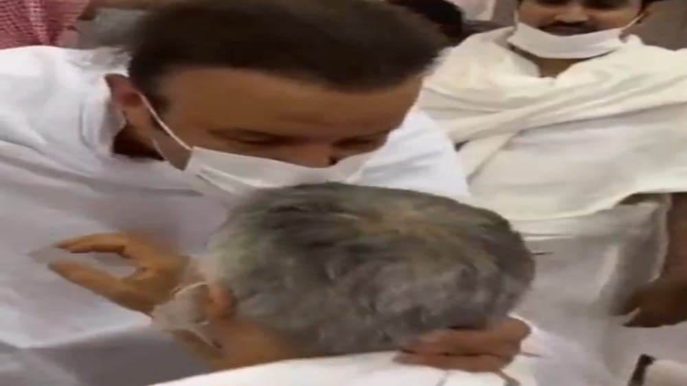 بالفيديو.. رد فعل الأمير سلطان بن سلمان عندما حاول معتمر تقبيل يده
