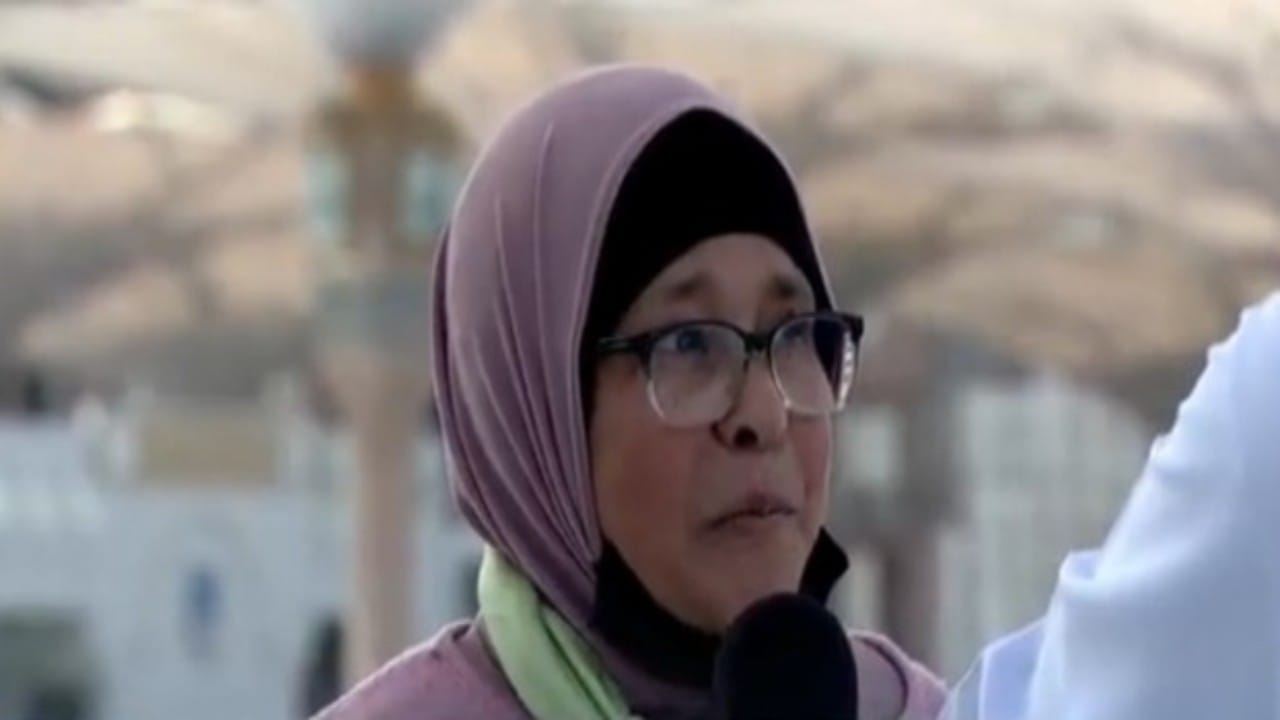 شاهد.. معتمرة جزائرية تعبر عن مشاعرها أثناء زيارتها للمسجد النبوي
