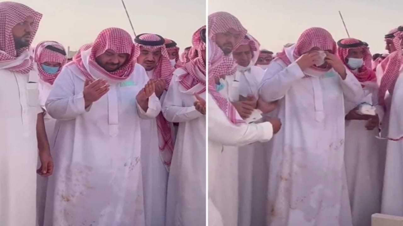 شاهد.. الأمير فيصل بن خالد يبكي على والدته ويدعو لها أمام قبرها