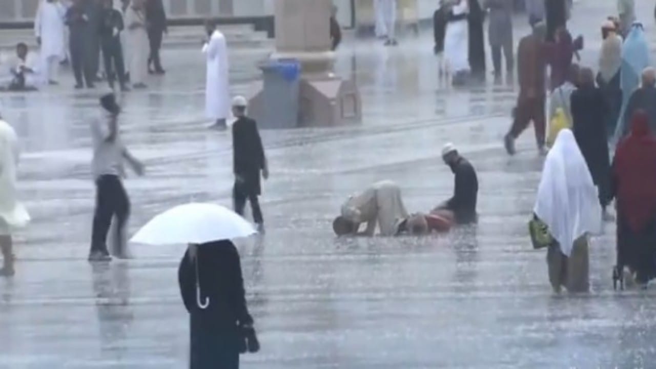 شاهد.. لحظة هطول أمطار غزيرة على المصلين والمعتمرين في المسجد النبوي 
