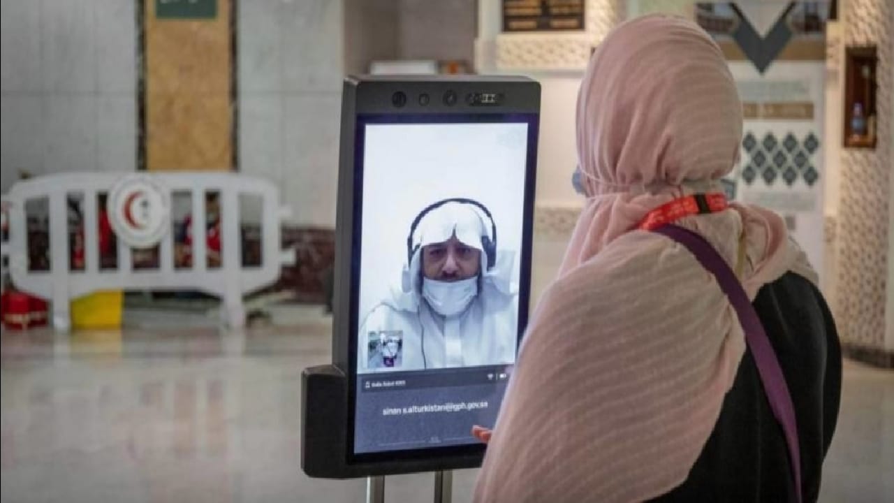 بالفيديو..  الكشف عن آلية عمل روبوت إجابة السائلين لخدمة ضيوف الرحمن بـ5 لغات