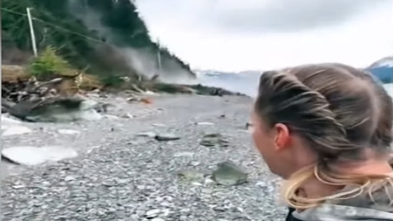 بالفيديو .. لحظة هروب فتاة من انهيار صخري
