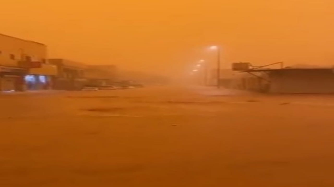 شاهد: جريان السيول في أحياء عرعر