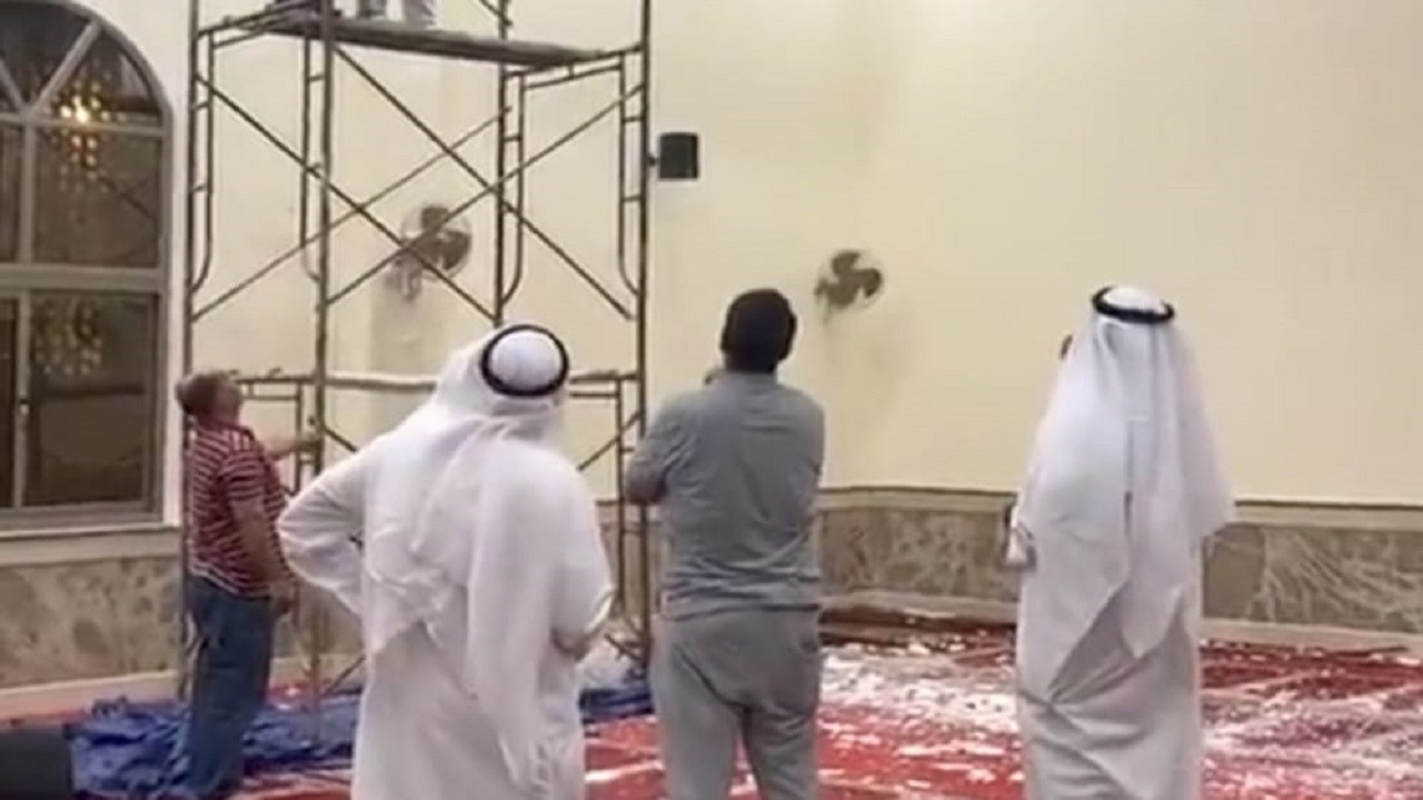 بالفيديو.. انهيار جزئي لسقف مسجد خلال صلاة التراويح بالكويت