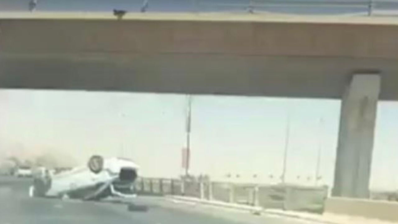 المرور إصابة قائد المركبة الساقطة من الجسر