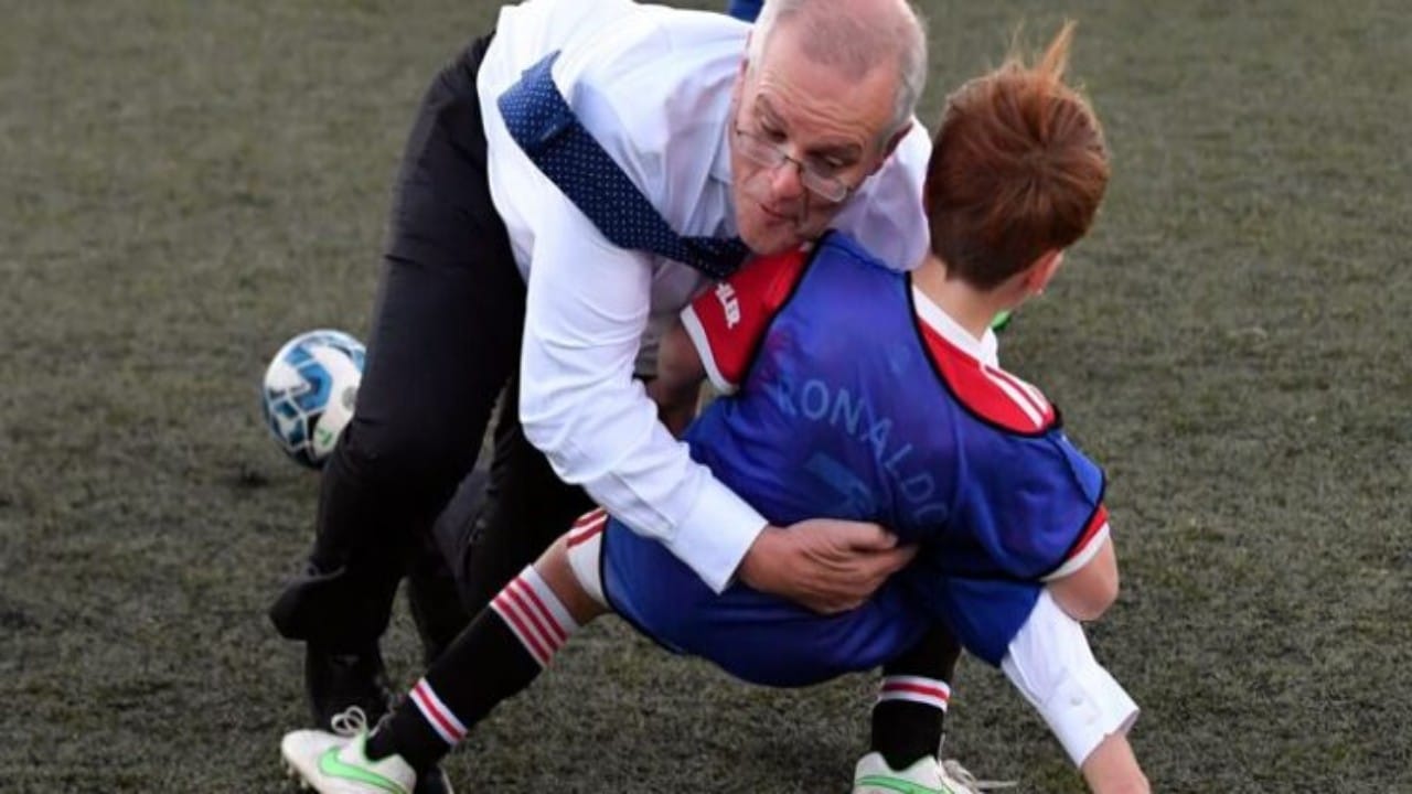 شاهد.. لحظة سقوط رئيس الوزراء الأسترالي على طفل خلال مباراة ودية 