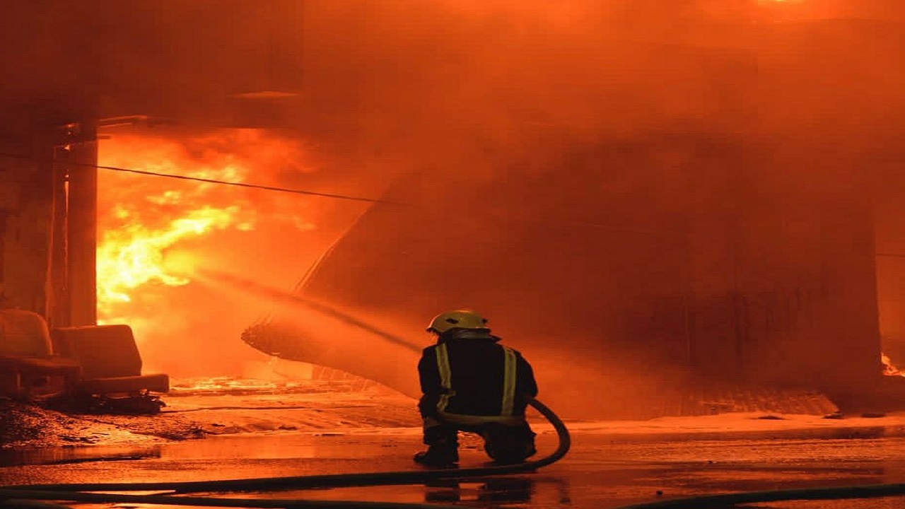 بالصور ..اندلاع حريق في محال لبيع الإطارات والزينة بالمنطقة الصناعية بحائل