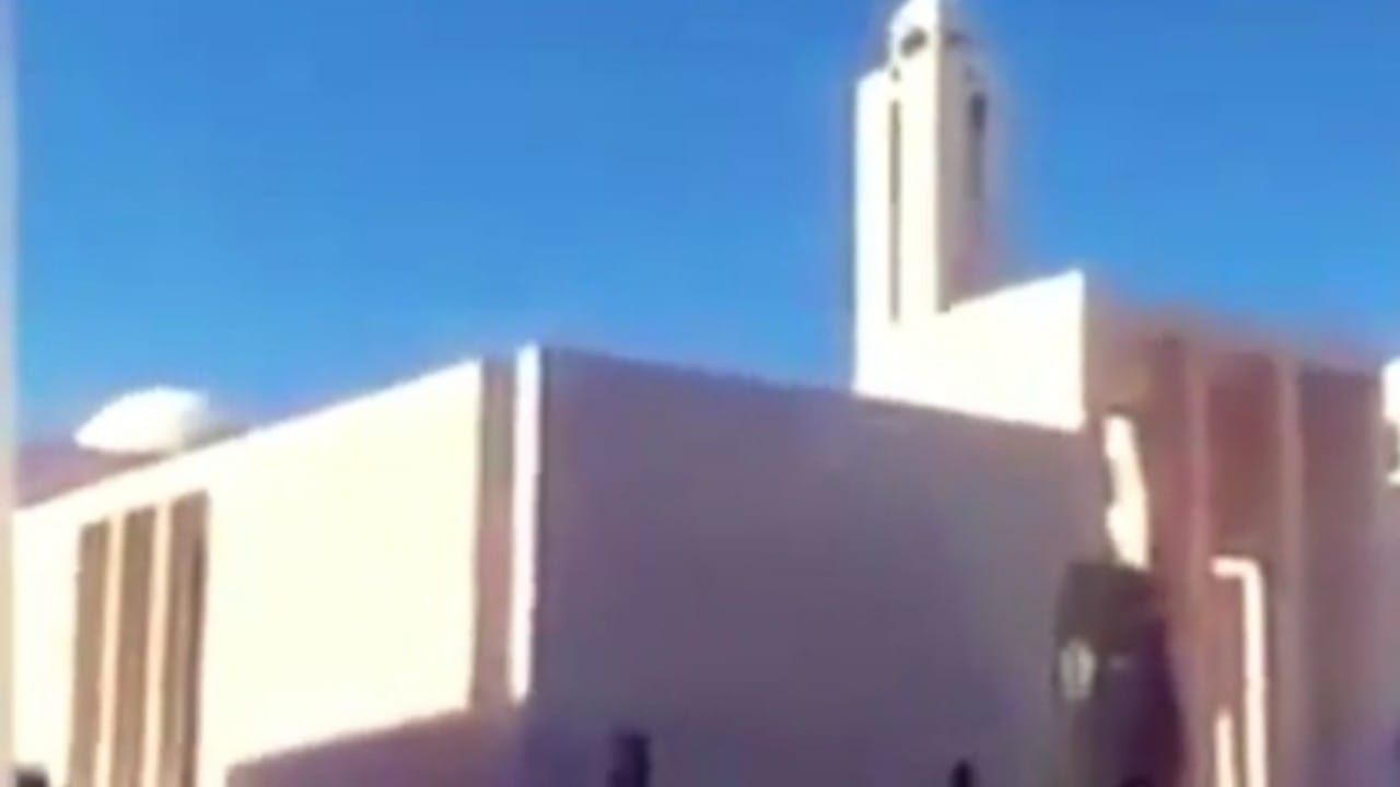 شاهد.. مسجد يبث أغانٍ وطنية عبر مكبرات الصوت 