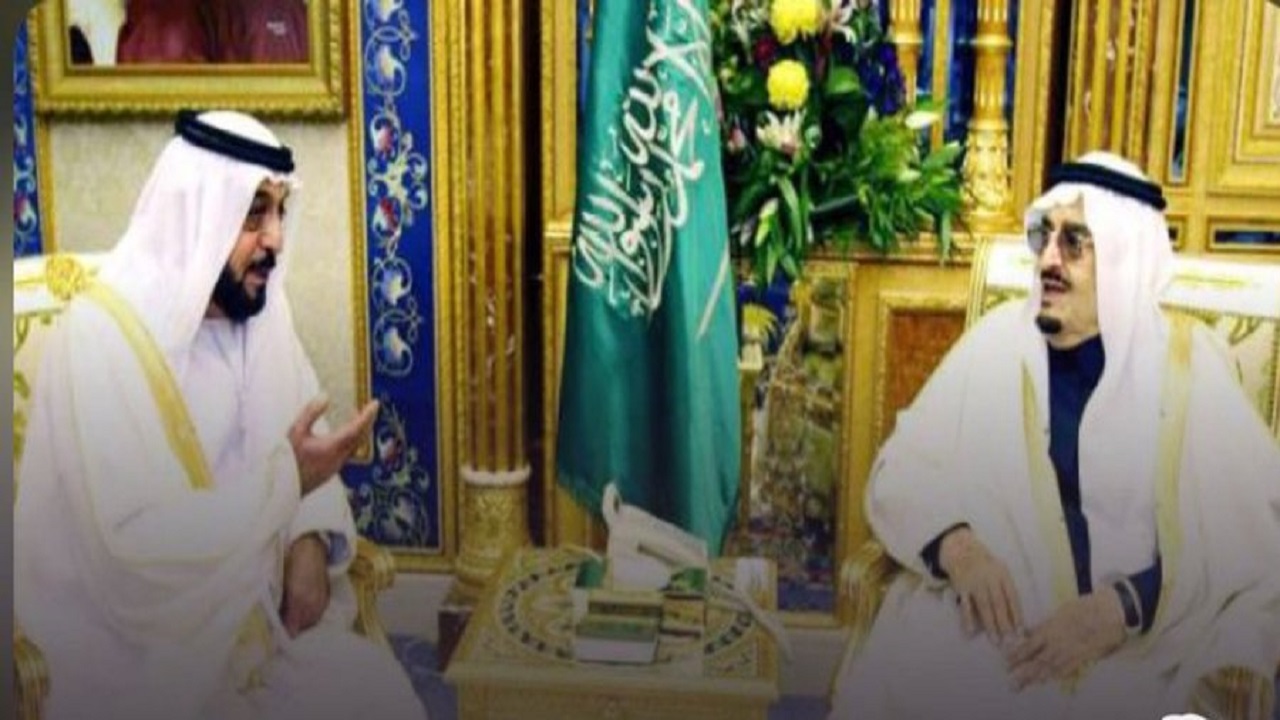 صورة تاريخية للملك فهد والشيخ خليفة بن زايد في قصر اليمامة